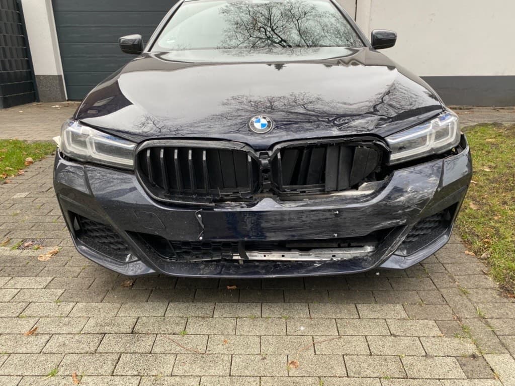 BMW 5er Touring mit Frontschaden – Unfallgutachten Essen Frontschaden an einem dunkelblauen BMW 5er Touring – Unfallgutachten durch den Kfz-Gutachter in Essen