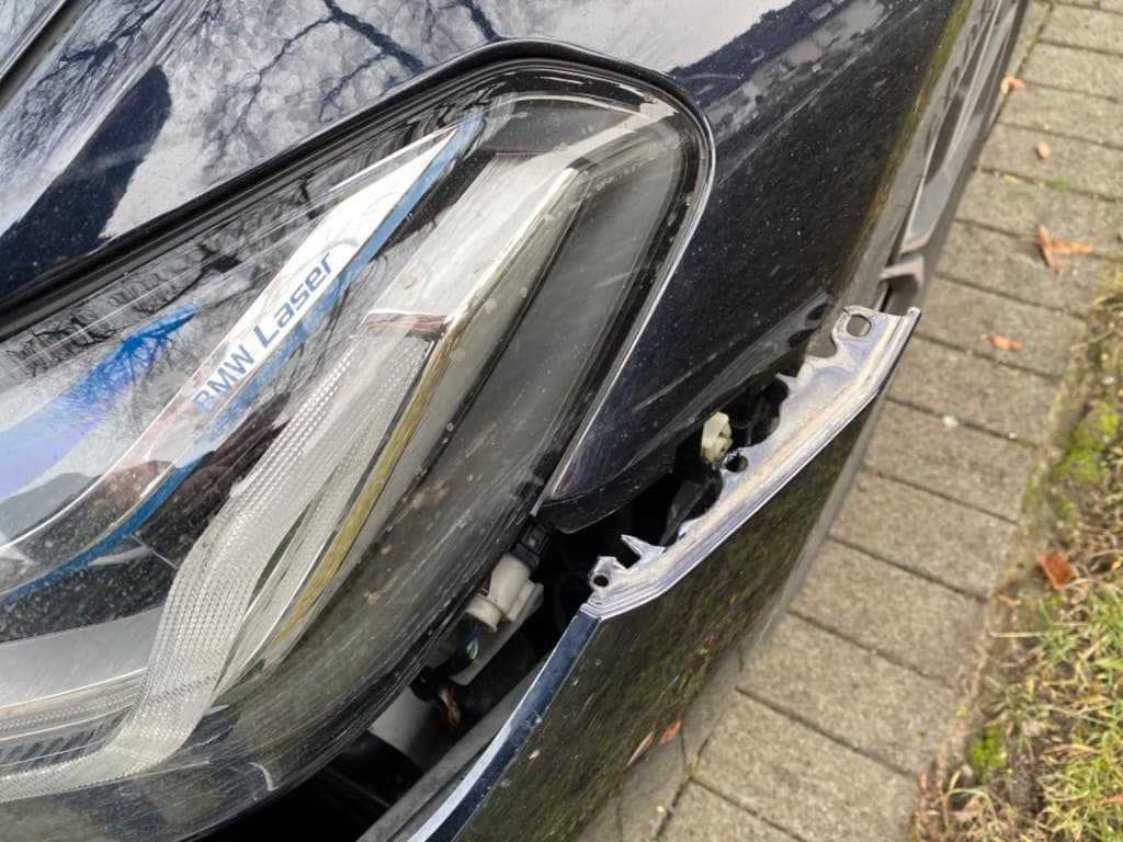 Frontschaden-Detail am BMW – Schadendokumentation Essen Detailaufnahme der beschädigten Frontpartie mit gelöster Frontschürze am BMW – dokumentiert vom Kfz-Sachverständigen in Essen